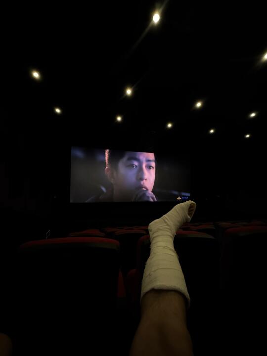 骨折艰难出门包场刷个电影