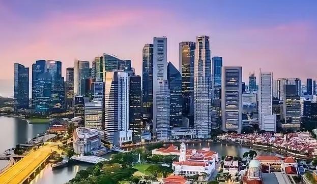 短短五年，香港和新加坡的经济差距被拉开了一大截。2019年香港GDP3660亿美