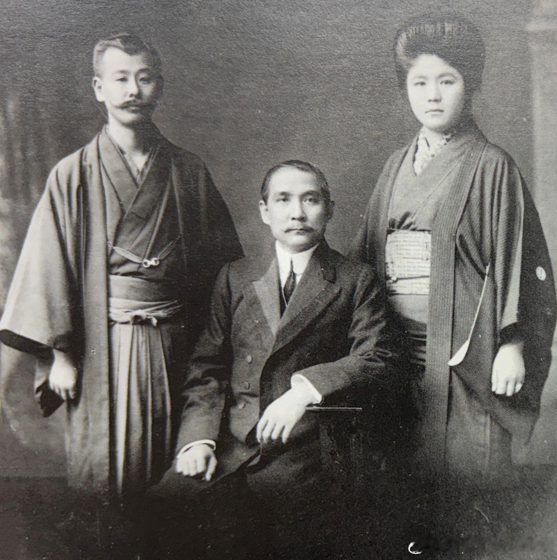 1914年11月17日孙中山与日本友人Umeya Shokichi梅屋庄吉夫妇合
