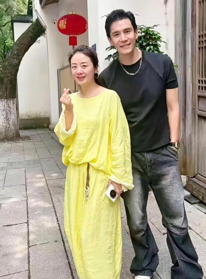 48岁小李琳和老公经超现身福州旅游