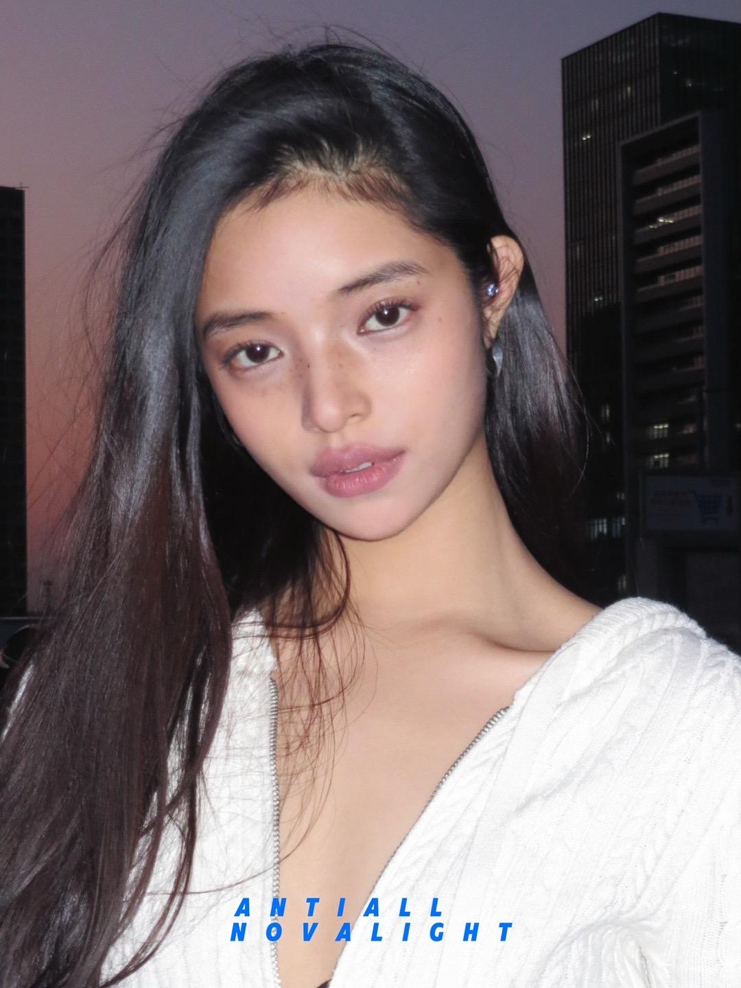 粉色。这天空的颜色不代表着她对你的期待 Model