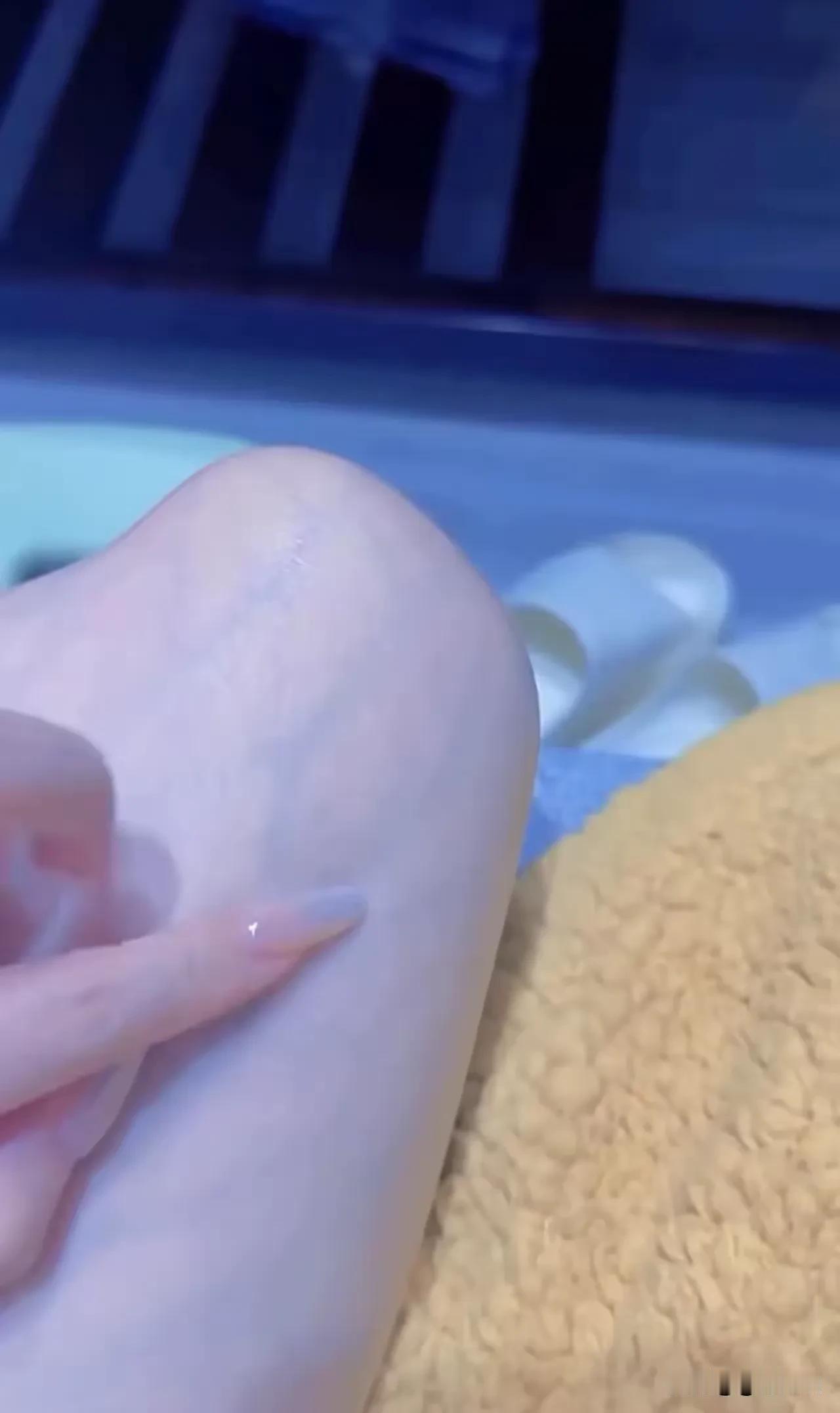 说实话，我也不是不相信有人的皮肤可以那么好的。不仅仅是白，而是柔弱无骨，是通透，