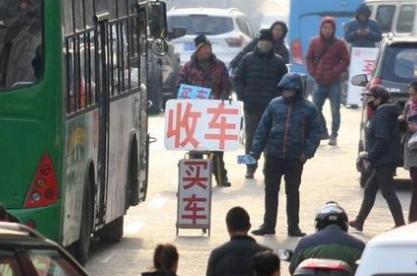 《焦点访谈》这下算是捅到马蜂窝了，把北京二手车市场的遮羞布，全掀下来了。这帮车贩
