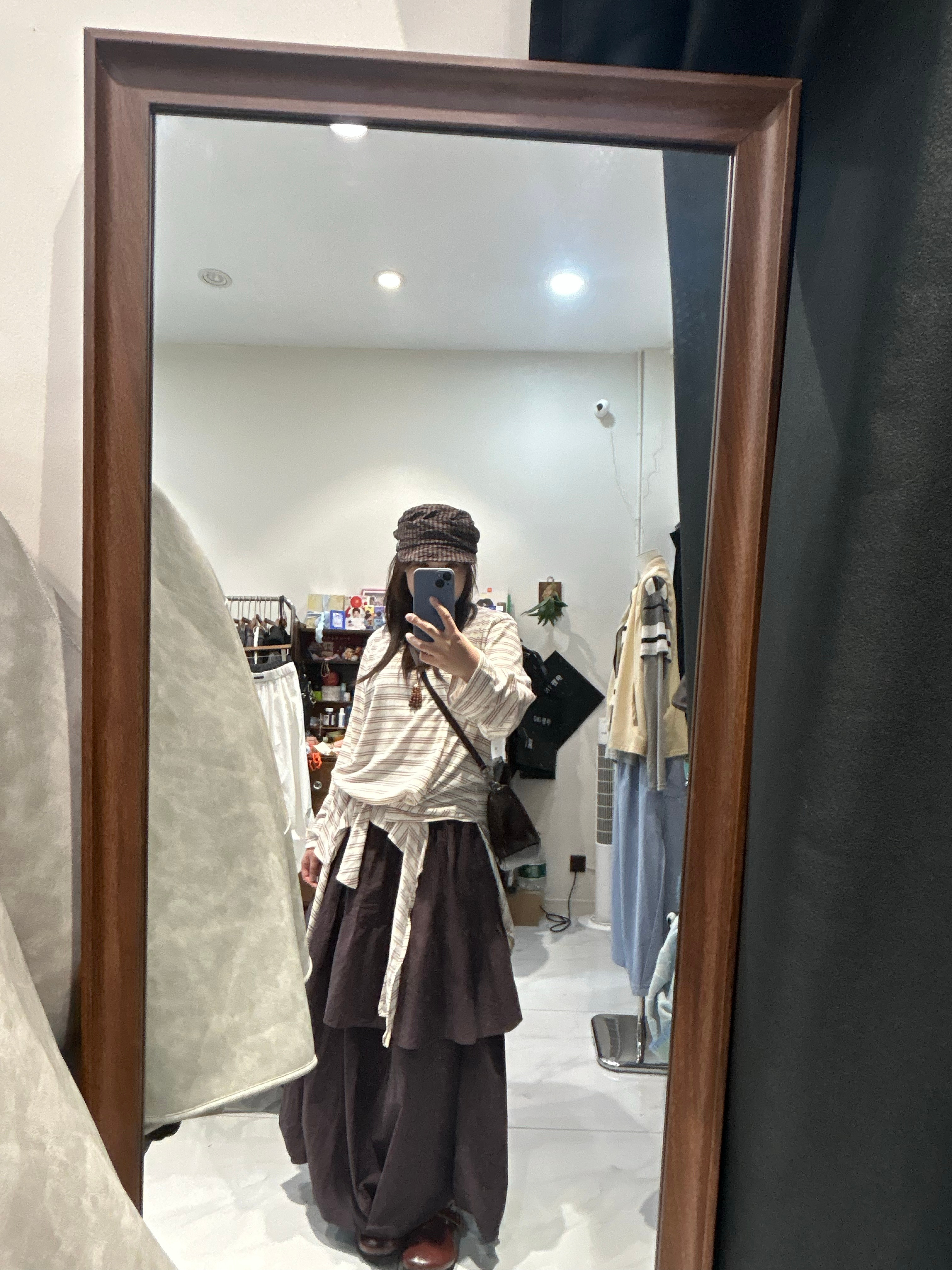 买了裙和帽 不管上衣 就一直穿包浆那件 