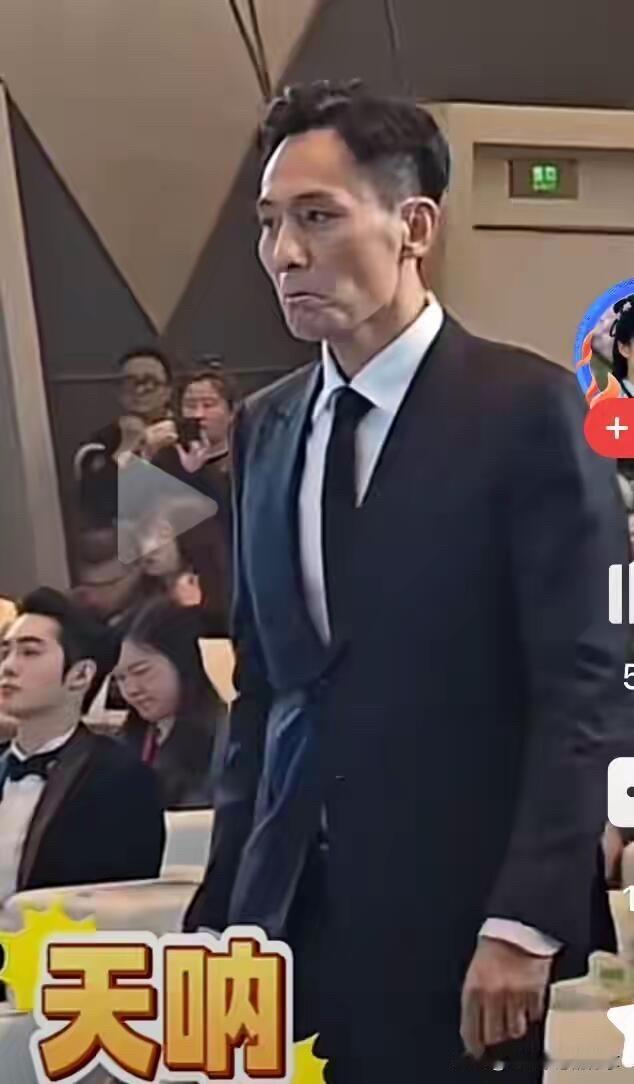 他的颜值变化的可不是一般的大，如果你不认真看一看，完全就认不出他是那个男演员了。