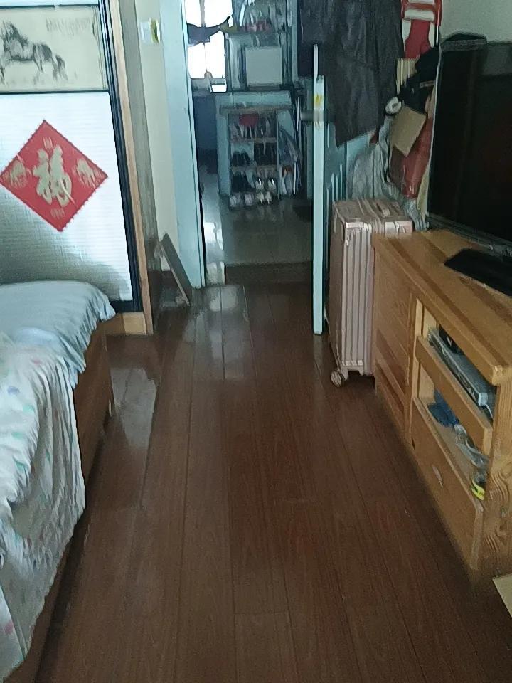 今天是个大晴天，整理了一下房间，该嗮的嗮，老太太的床铺就那样随她说。