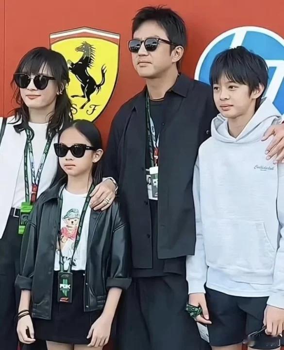孙俪儿子画个妆直接能演甄嬛了 孙俪儿子完全就是甄嬛的现代版，五官和笑容与她几乎一