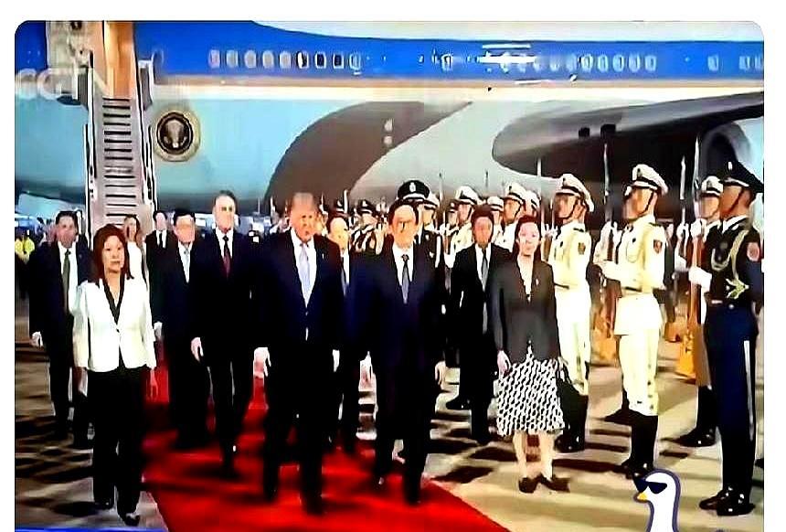 那次访华检阅，画面真挺有冲击力。
身高快一米九的特朗普站在中国三军仪仗队旁边，整