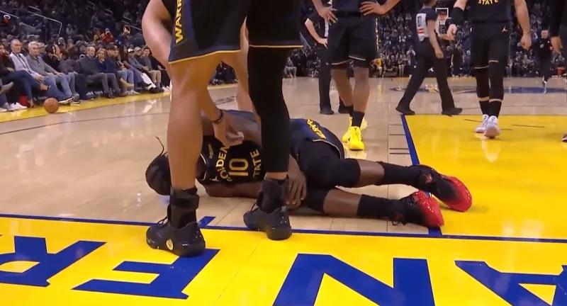 完了！完了！
巴特勒这次手撕前任，撕到自己了。
打热火，巴特勒用力过猛，拼抢下落