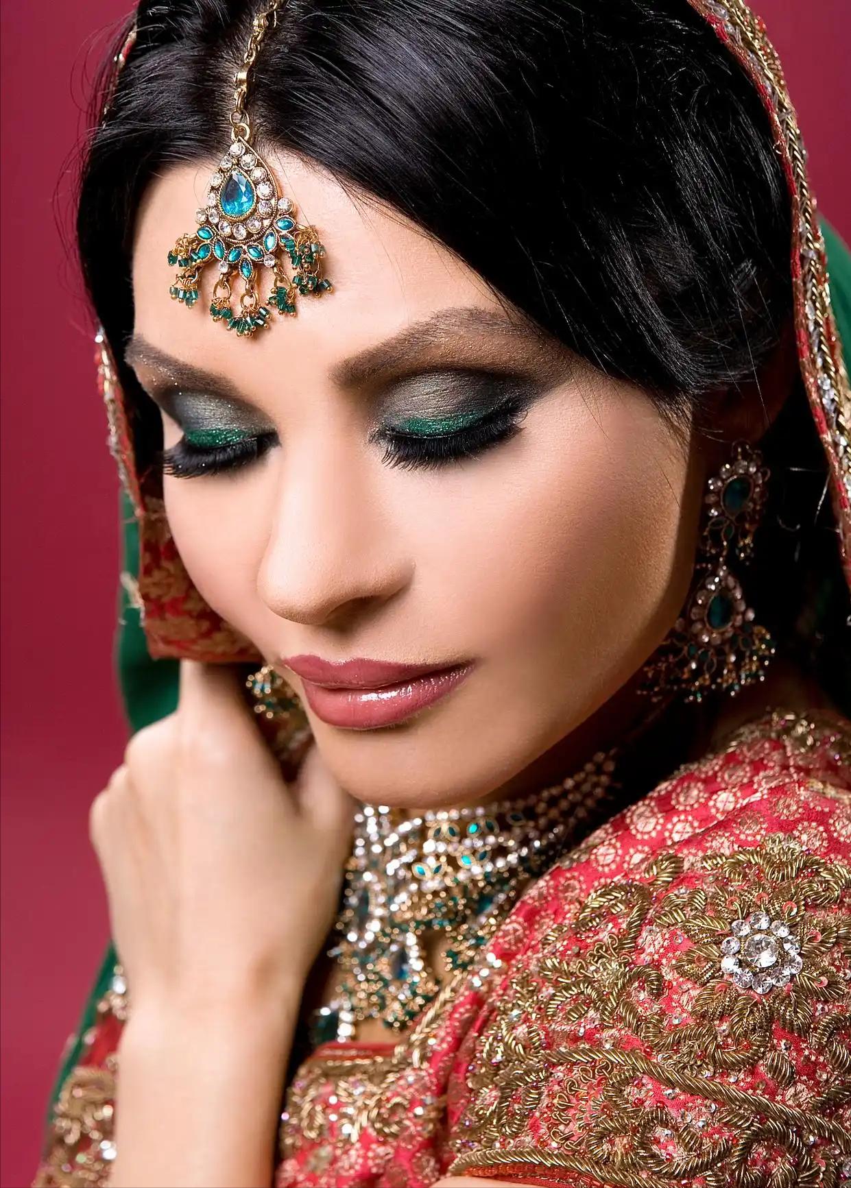 印度的高种姓，说白了就是三千多年前那批骑着马、扛着铁器闯进印度的白人雅利安人留下