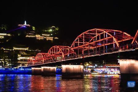 一城山河半城烟火南北两山环抱金城，滔滔黄河穿城向东奔流，白塔山矗立河畔，古老水车