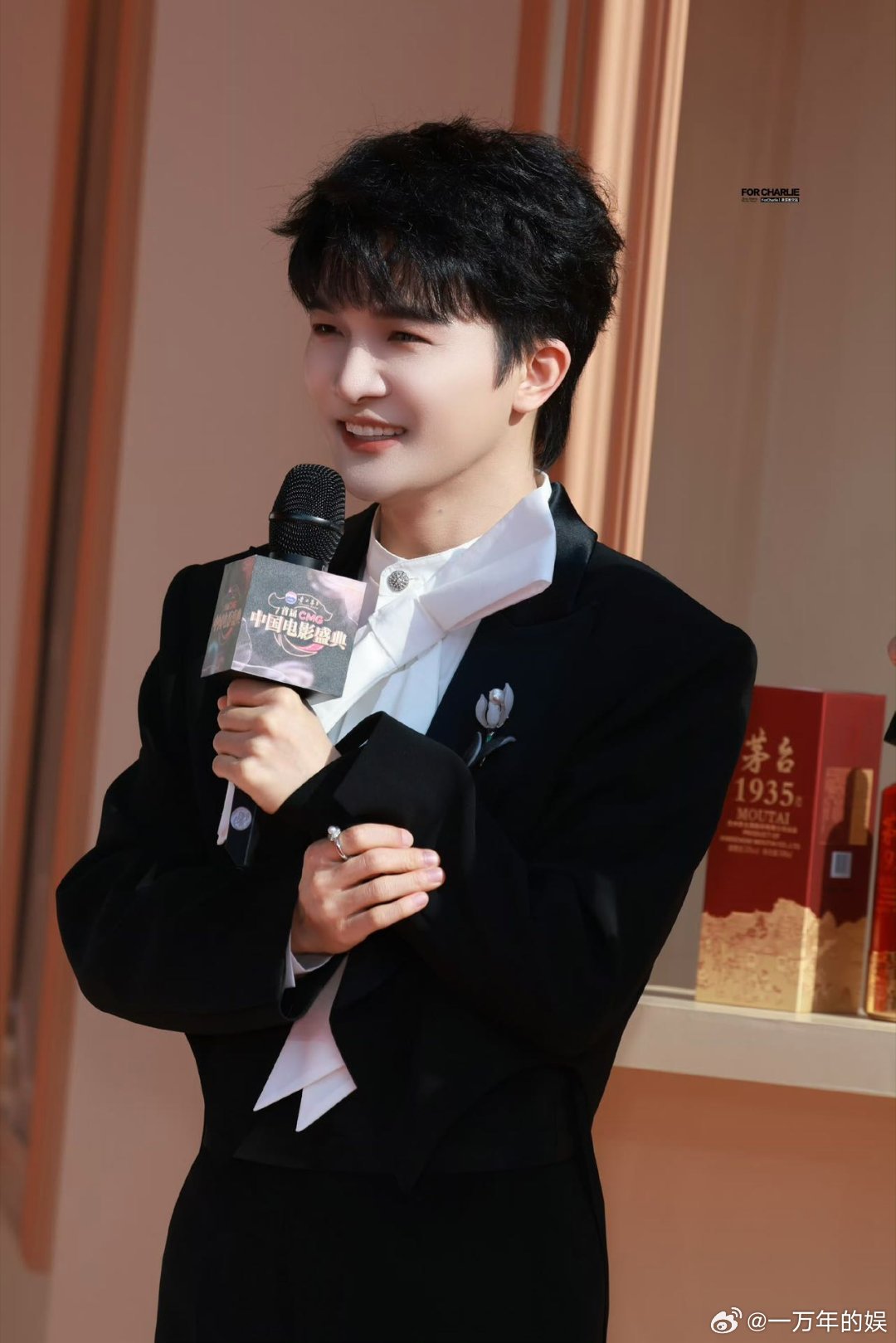 周深胸前是什么周深把自己打包成了个礼物 春天的礼物已送达！周深红毯蝴蝶结造型精致