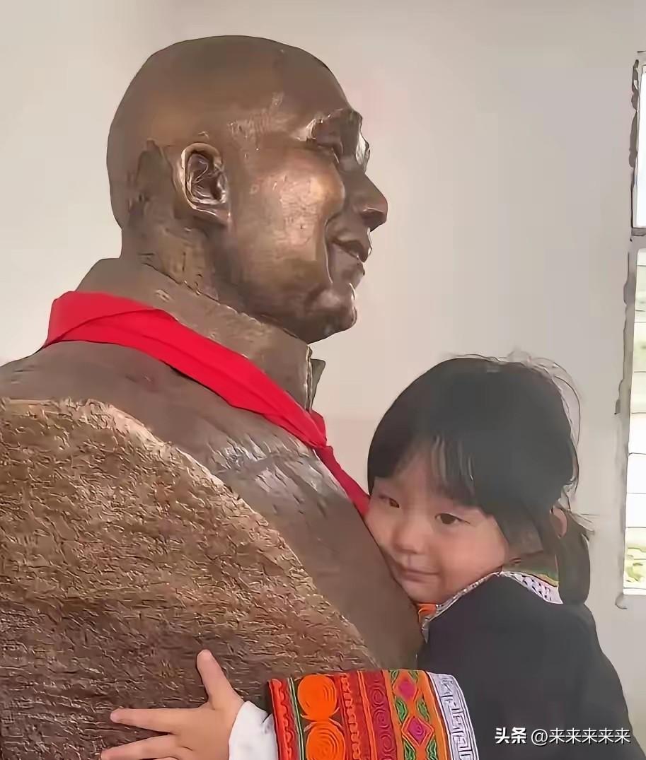 成都一位母亲带着3岁的女儿前往大凉山，行至一尊石像前时，原本攥着母亲手的孩子，突