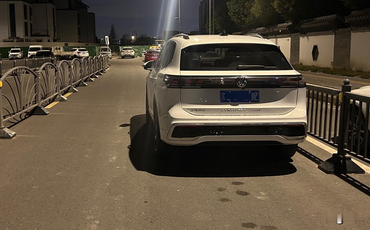 这种人真的是穷疯了，为了省5块钱的停车费直接停在马路上，也不管其他车子能不能过去