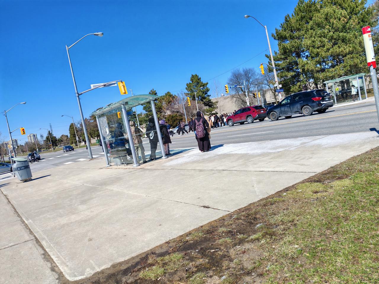 今天，多伦多的室外温度是零上1至零下6度。

上午，天空飘起了小雪花，下午就阳光