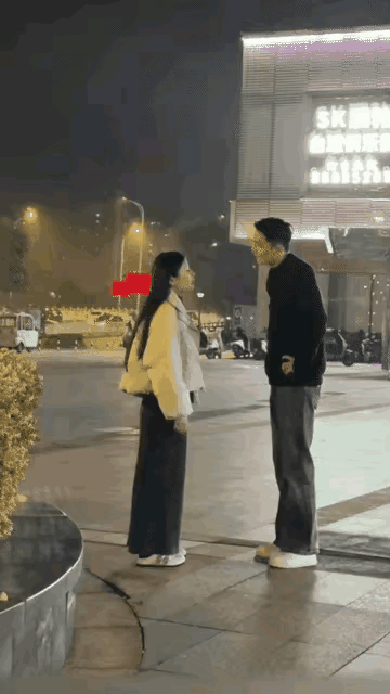 今宵相约起争端，
娇女身低郎丈宽。
轻拍臀尖红粉面，
登坛欲展气如山。
谁知恰合