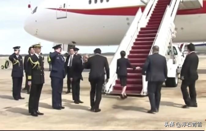 卑微乞讨换不来尊严，高市早苗回国，美方无一人送行！
心理学上有一个说法，越是缺少