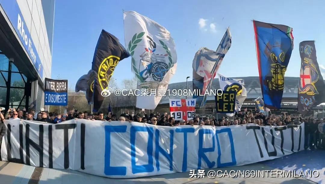 【2025/26联赛】

北看台球迷车站热烈欢送球队出发客场之旅，
并打出横幅：