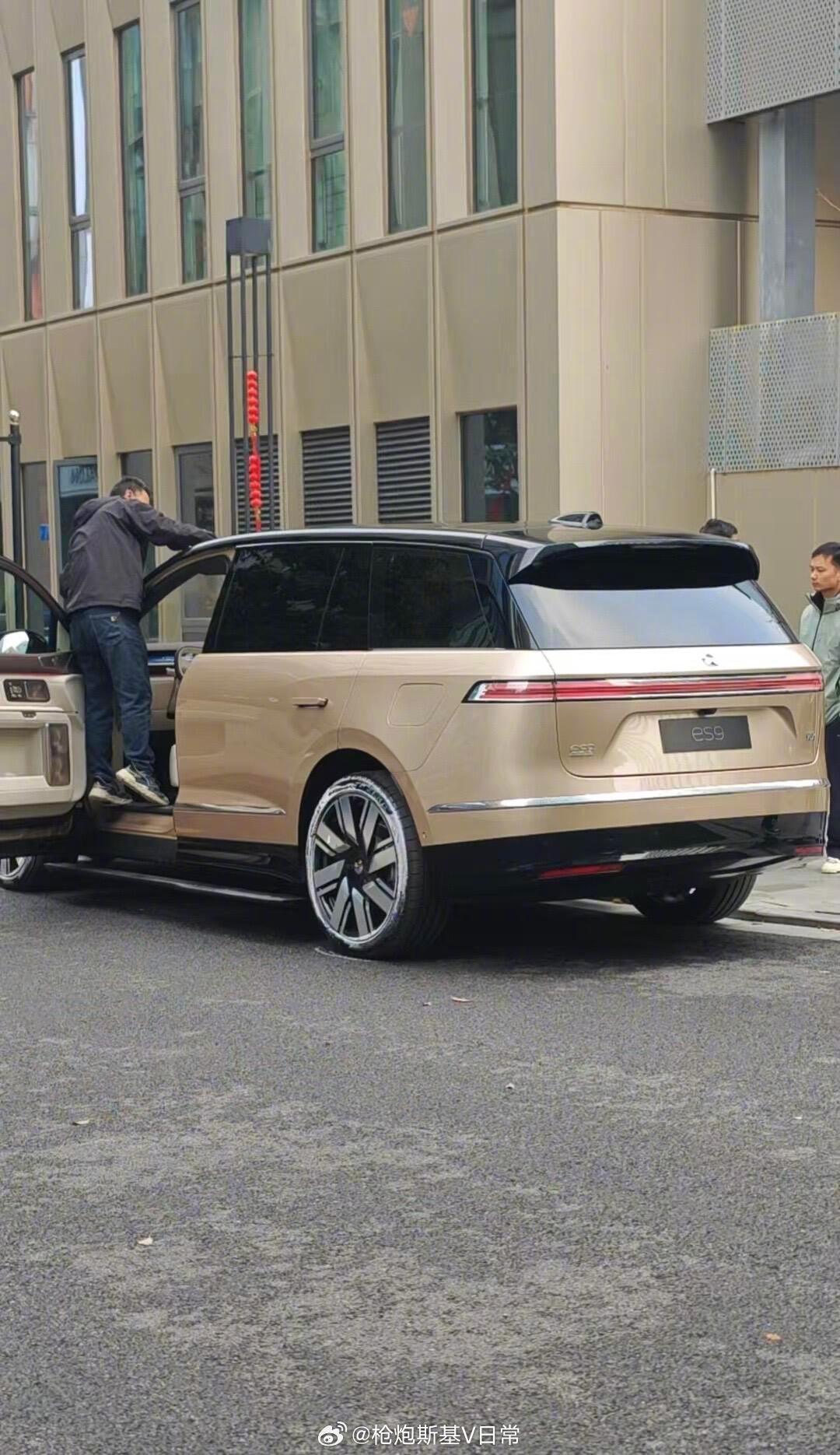 蔚来ES9这尺寸是真的大啊！移动的行宫啊这是。 