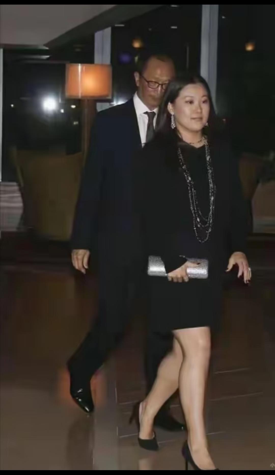 说实话她刚开始嫁老头的时候都不看好，毕竟俩人是八竿子打不着的人，而且这个老头比她