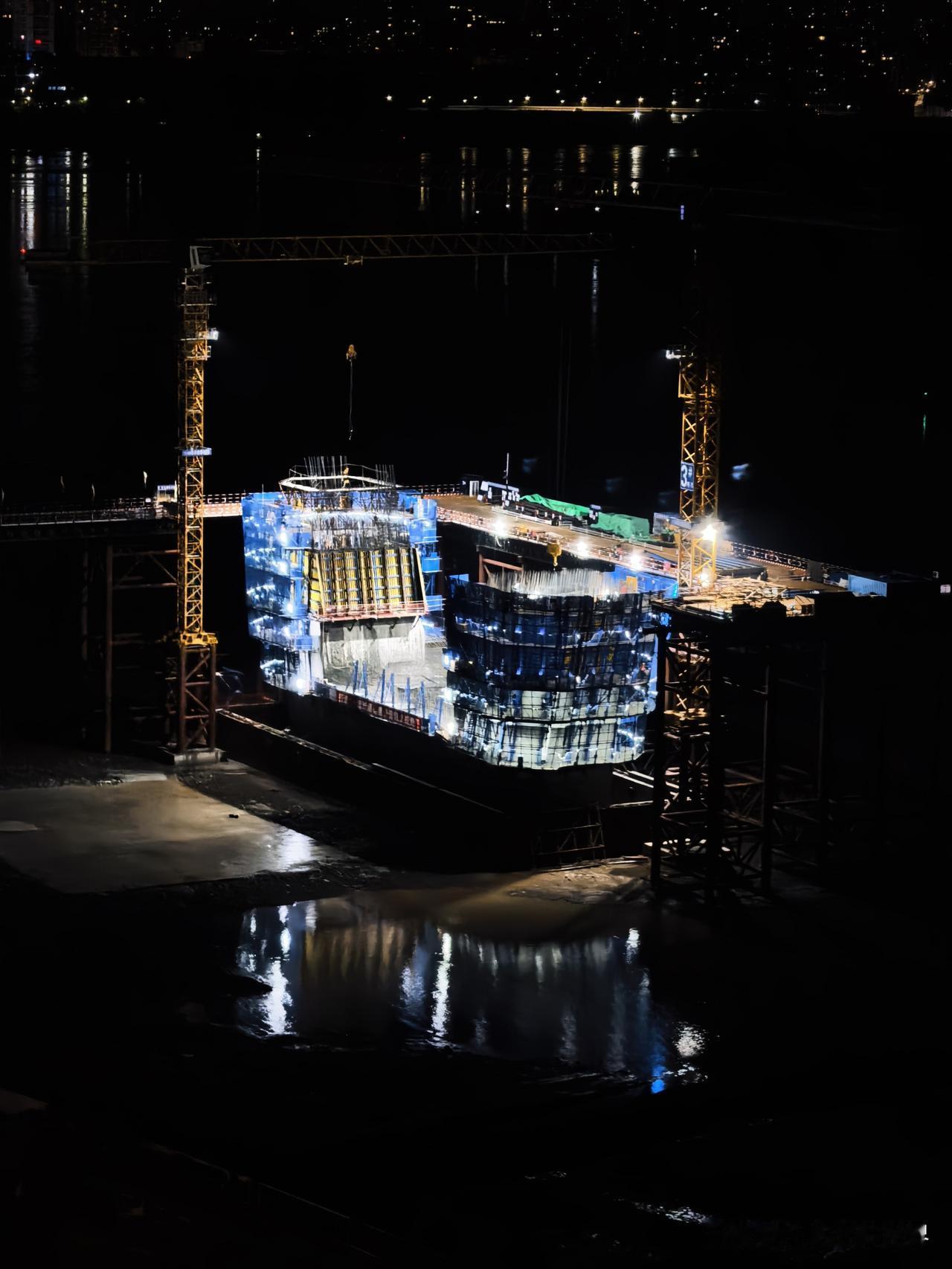 盼望着，盼望着大桥早日建成通车，夏日夜晚，窗外黄桷坪长江大桥施工工地灯火通明，热