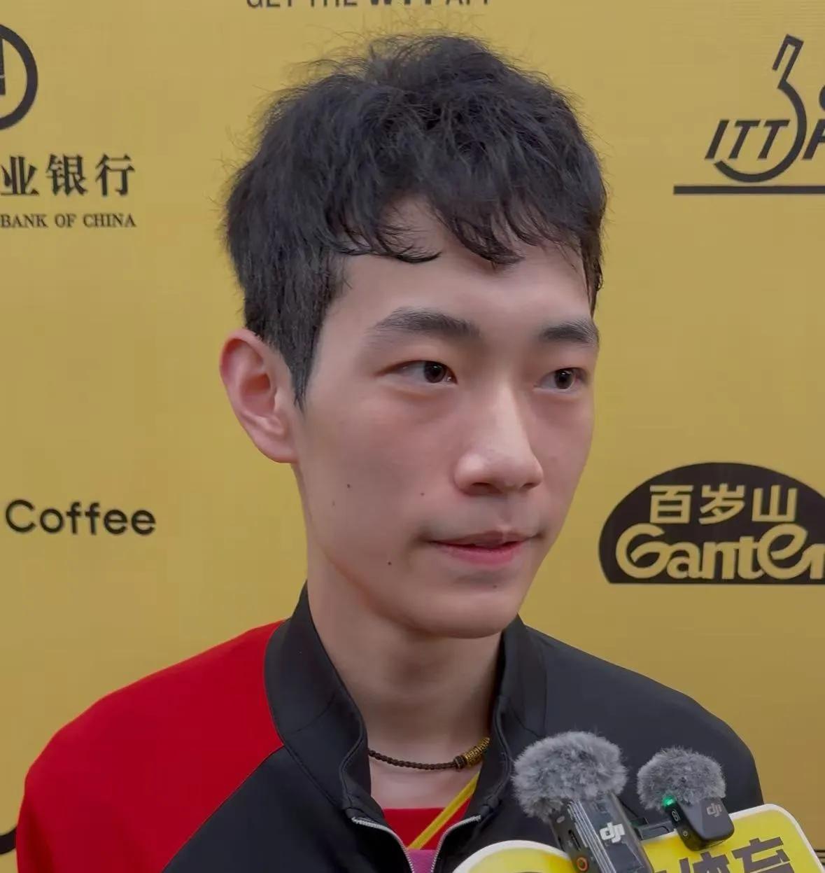 10月2号晚上，
他跟滨田一辉打满五局，
3比2险胜晋级，
要知道这可是他第一次