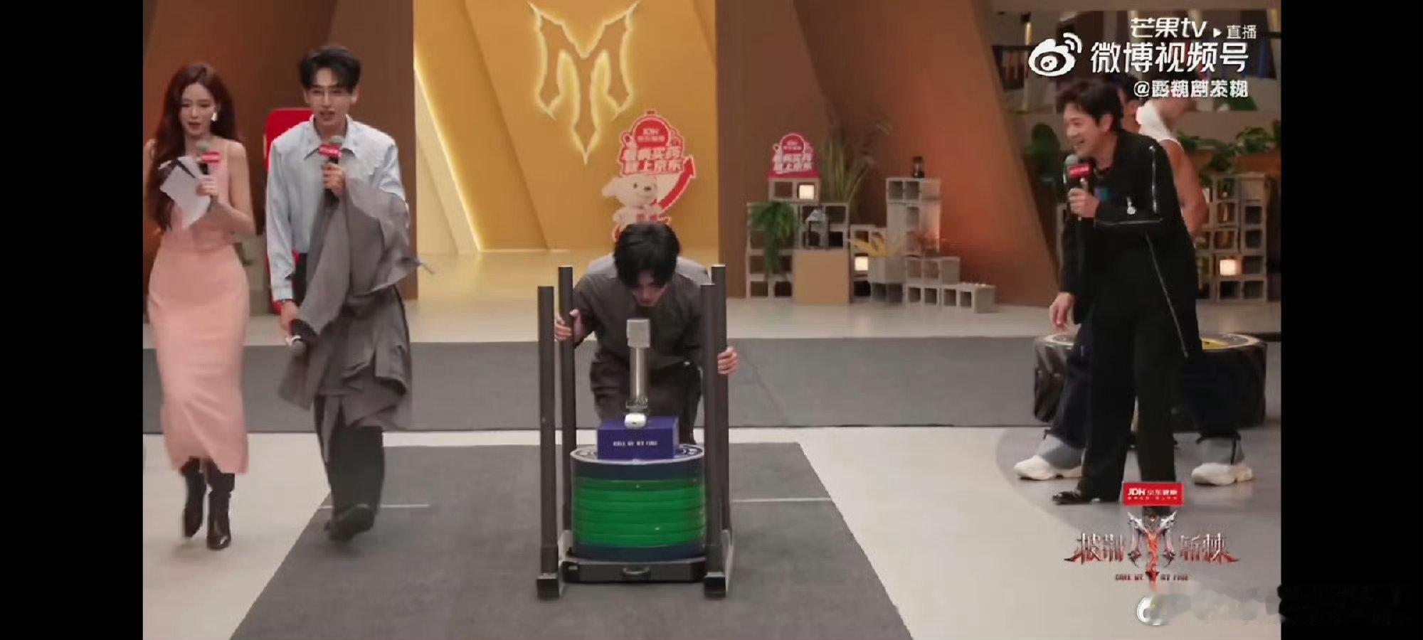 披荆斩棘直播张卓尔掉鞋 披荆斩棘张卓尔掉鞋名场面出圈，即便状况突发，依旧不肯放弃
