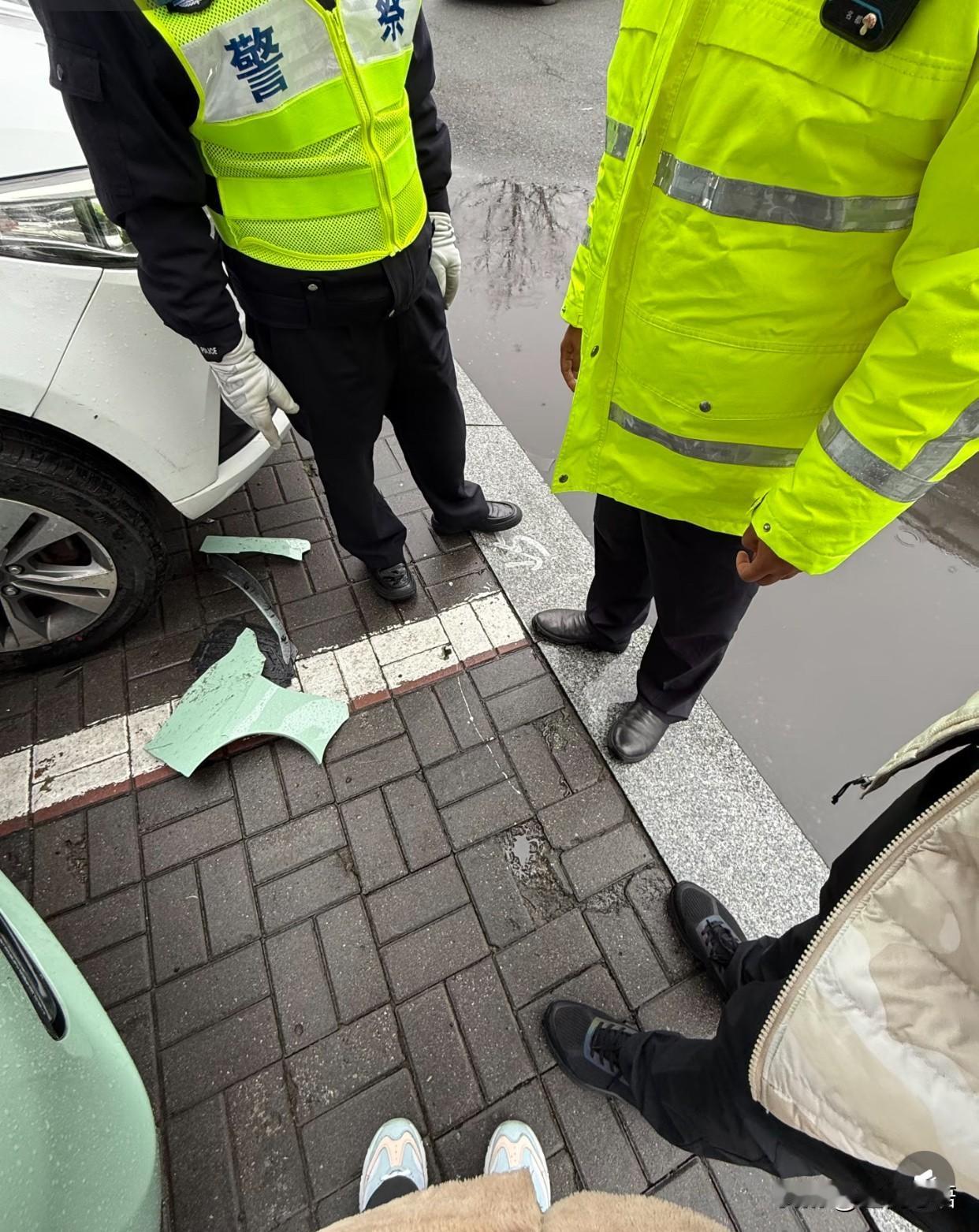 真的劝所有打工人一句。
永远别让同事、领导随便坐你的私家车。
不然最后委屈、吃亏