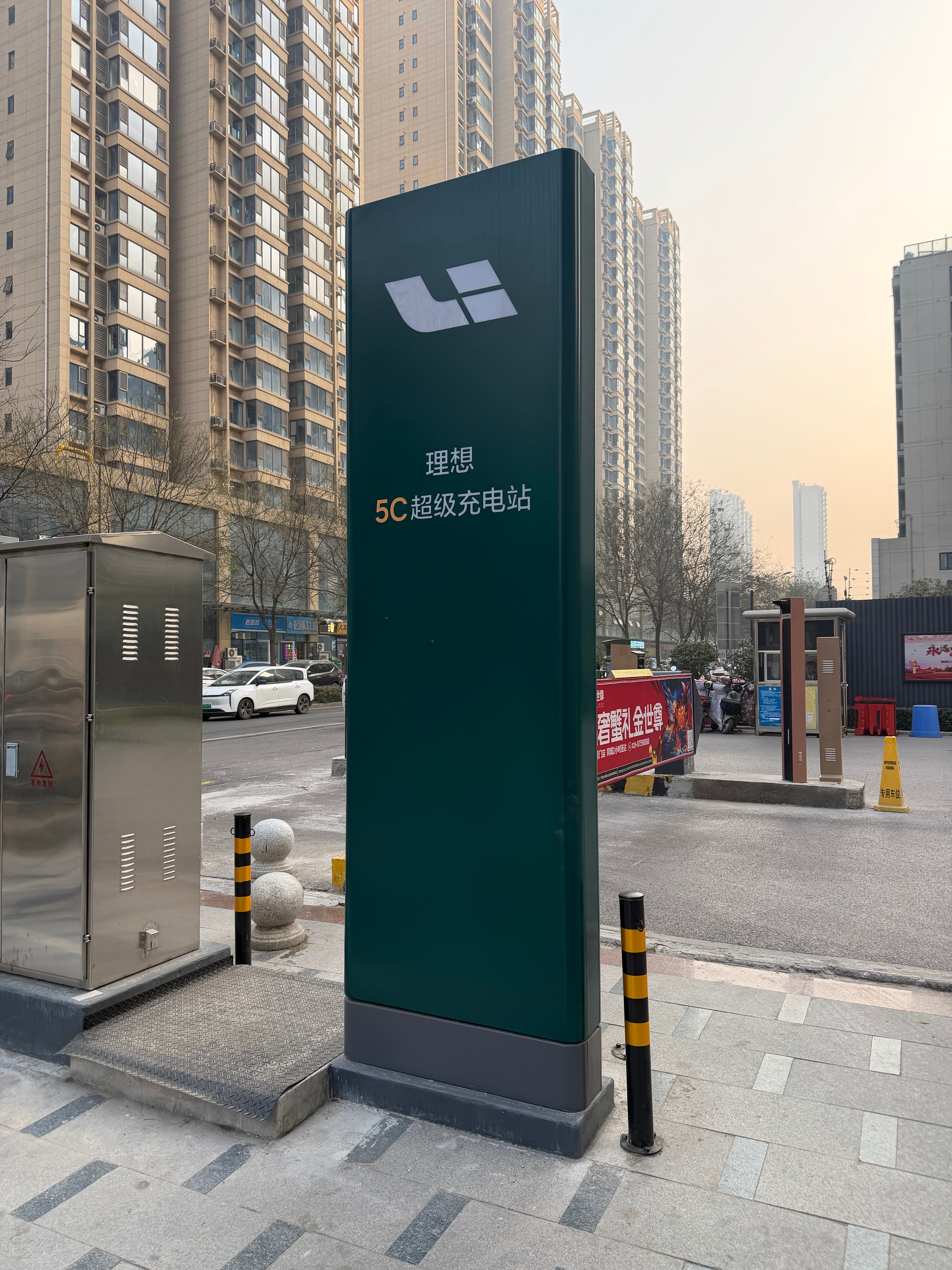 小区里的理想汽车挺多，今天从另一个大门出去发现外面已经被理想5C超充占领了，虽然