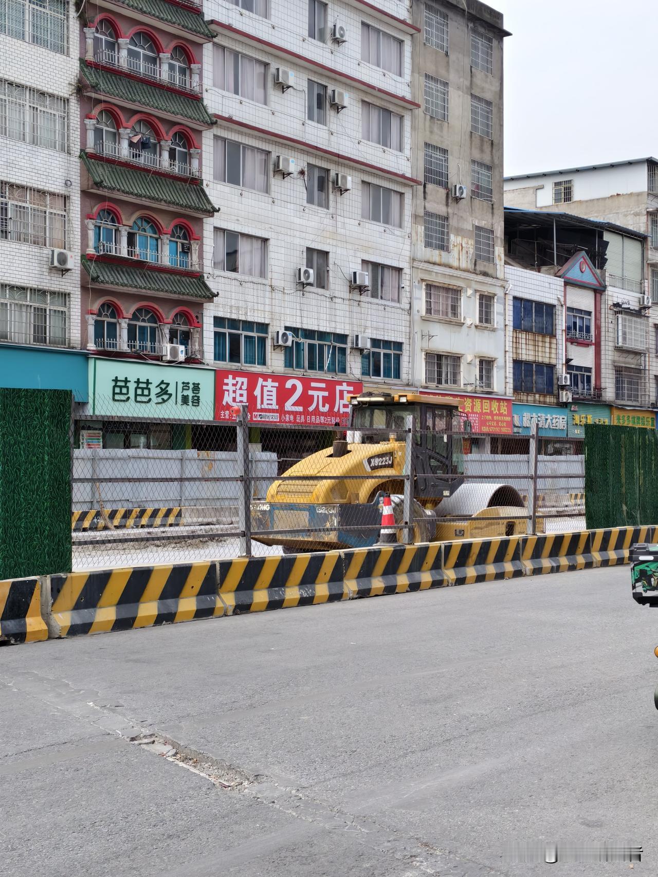 沉寂好久的工地又开工了，路边不少小店已经扛不住关门
 
路过这边，看到围挡里面机