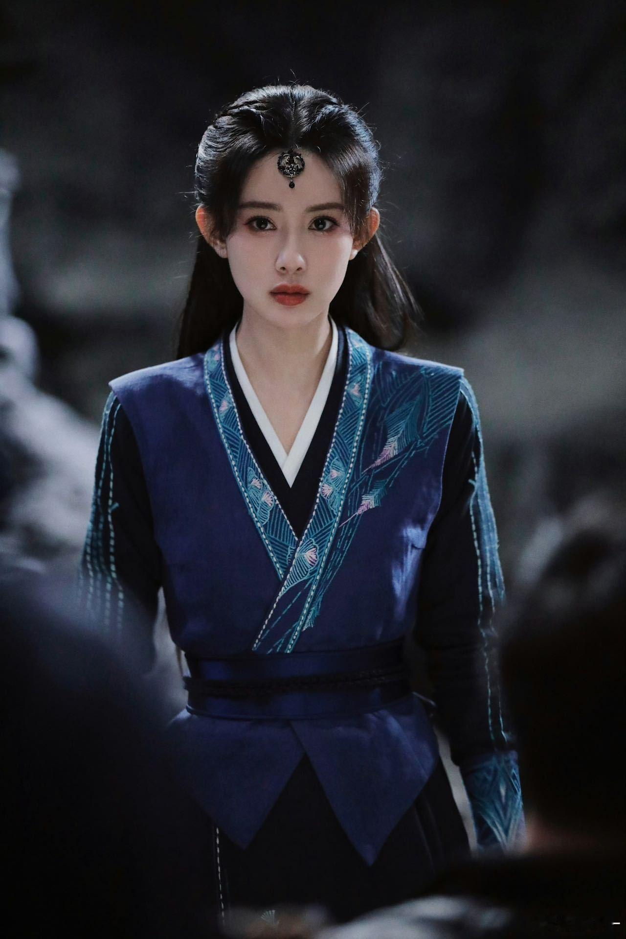 孟子义百花杀妆造 这头纱与额饰的造型真的是人生妆造！流苏额饰不仅修饰脸型，还自带