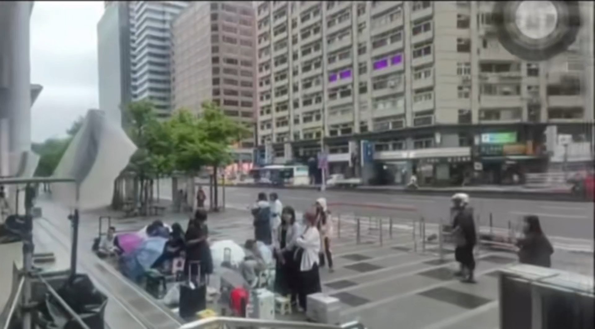 卧槽我不行了老纶签售场地居然长这样，两夫妻下一步估计是去村里搭个台子唱二人转了，