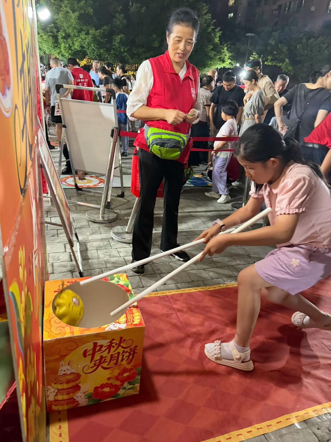 今天小区好热闹，中秋活动多多，大人小孩都排好长的对参加，品美食猜谜语…