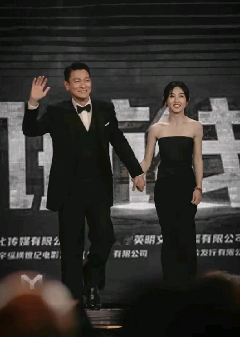 刘德华张子枫同框
63岁的刘德华和23岁的张子枫
相差40岁的他们
同框出席活动