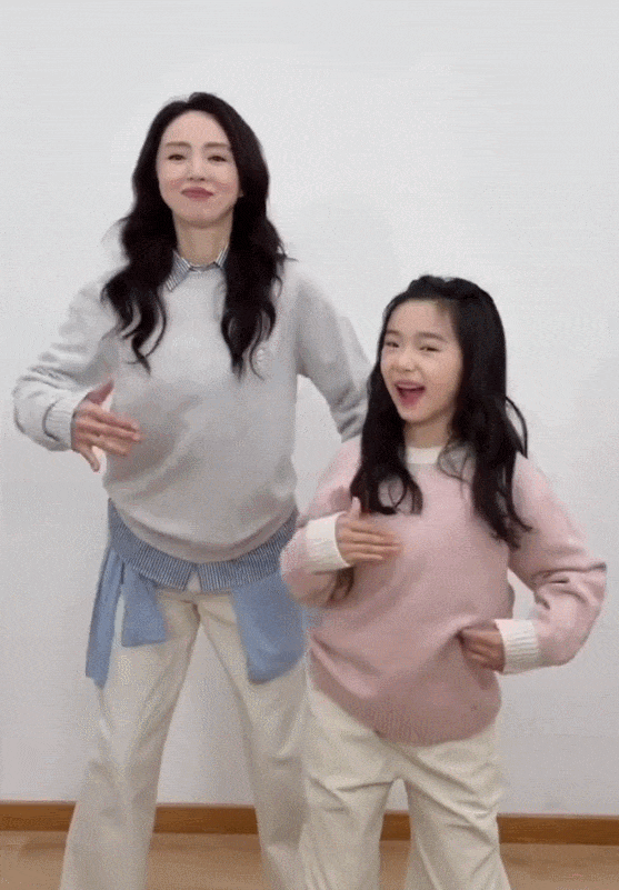 董璇带女儿跳《星星摇》！离婚五年反而逆生长？网友：这状态让亲妈都酸
 
你们知道