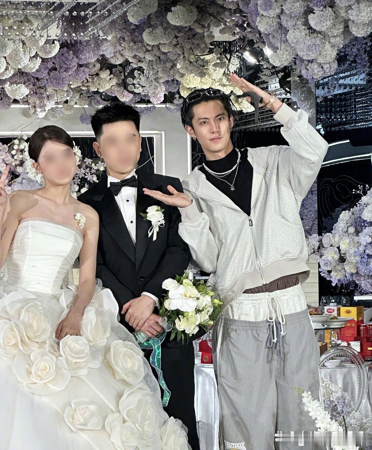 王鹤棣参加发小婚礼王鹤棣去参加发小婚礼了，他和新人拍照留念，素颜的他还是很帅气！