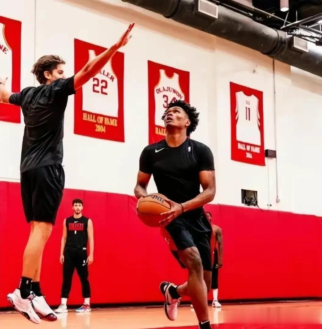 #NBA大实话# 
北京时间9月25日NBA火箭队一年级后卫阿门.汤普森接受随队