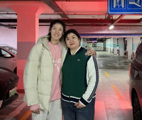 李盈莹出发了！

今天凌晨，她从北京机场飞往意大利米兰俱乐部，爸妈特意开专车送她