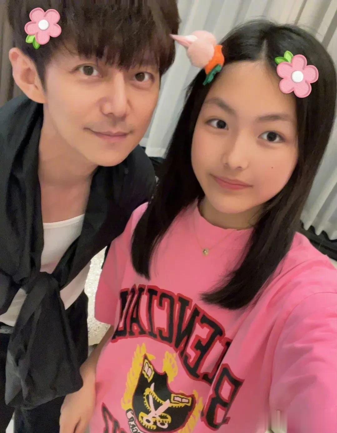 李湘太真骄傲了！高考前夕，李湘晒出女儿获得奖学金喜讯，寒门学子何必羡慕。

王诗