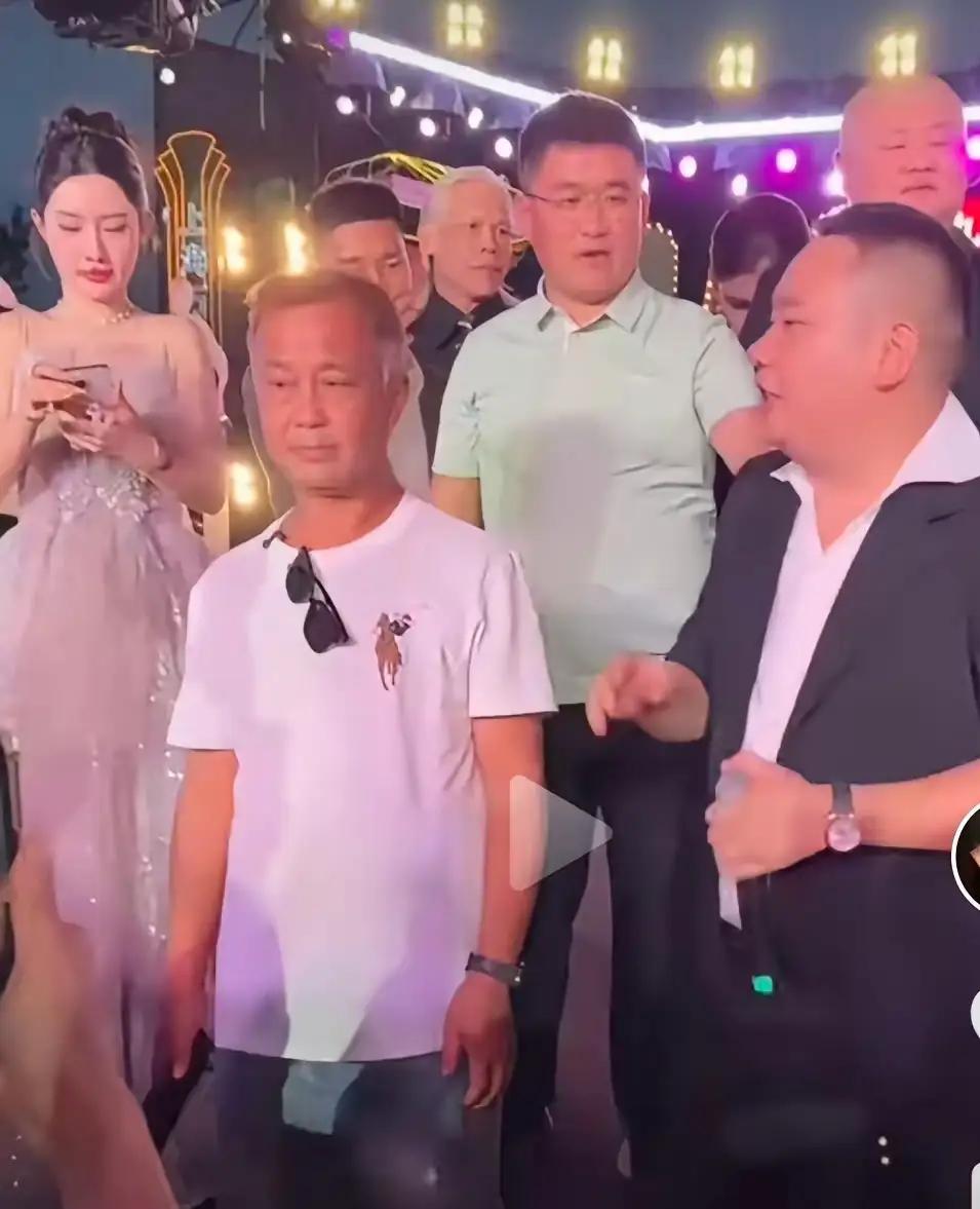 28日是网红“北疯小同学”的活动庆典，他曾经和“流浪大师”合影过，可惜这批网红谁