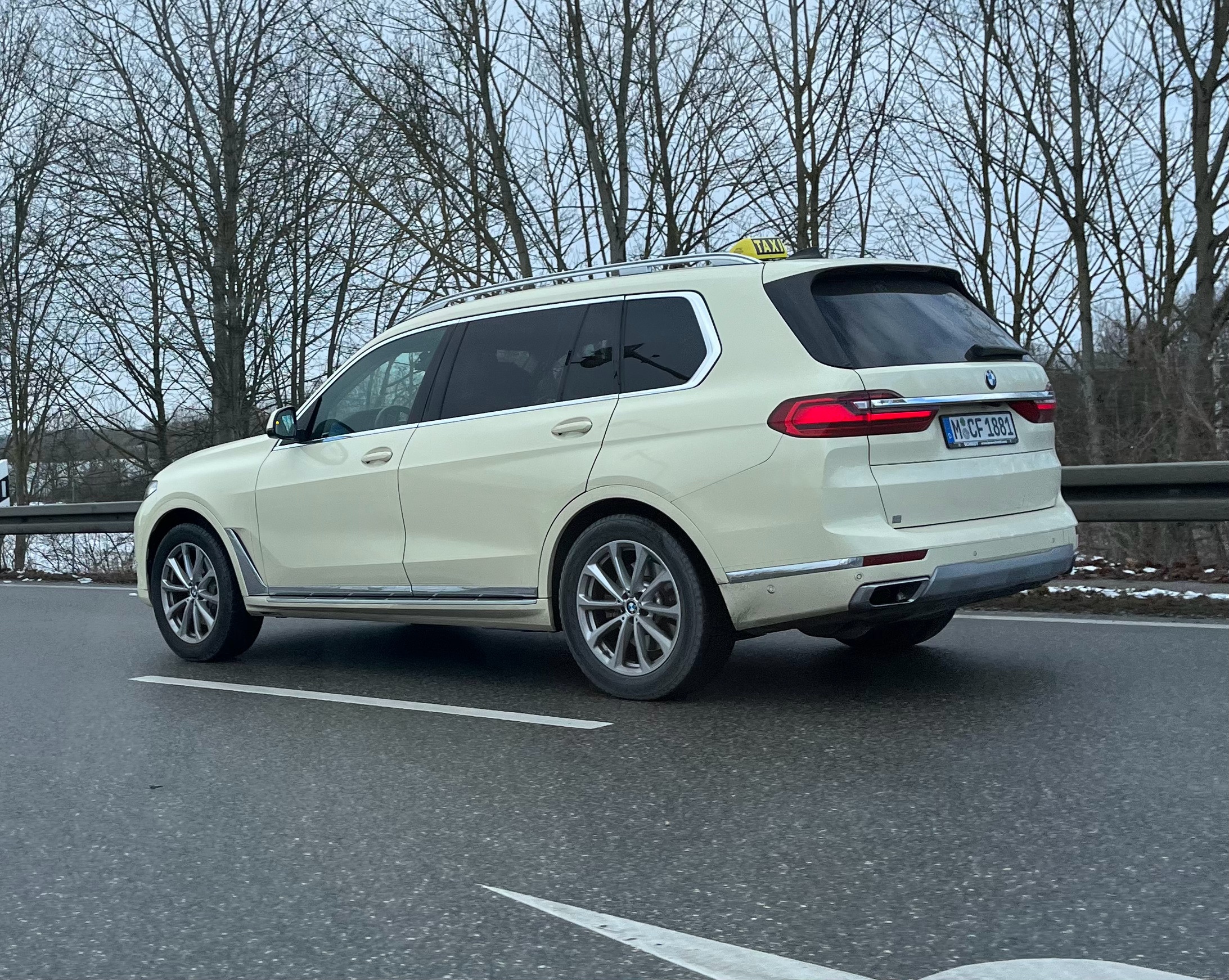 X7出租车？？ 在慕尼黑真是一切皆可出租车[二哈]#yz77聊车# ​​​