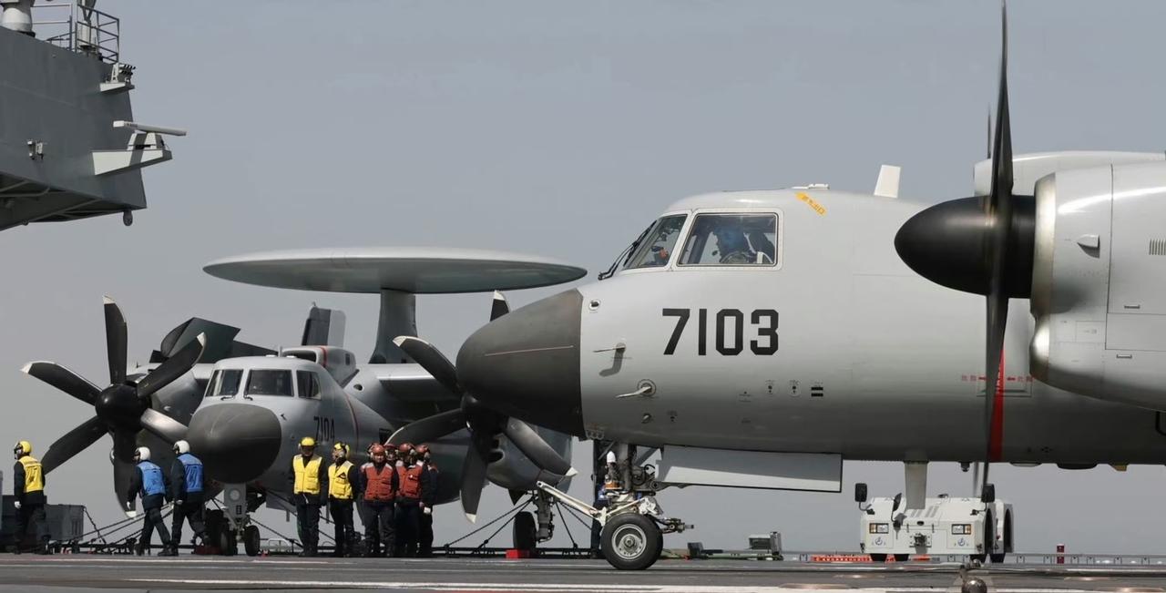 装备欣赏:
空警-600最新画面
7103、7105机画面流出