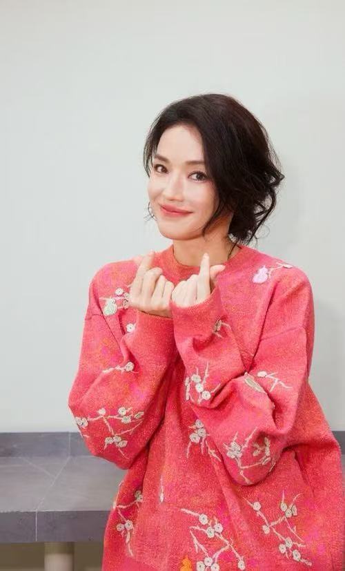 YU7代言人还是舒淇舒淇的高级感是骨子里的，无需浓妆加持，简单穿搭就能穿出松弛氛