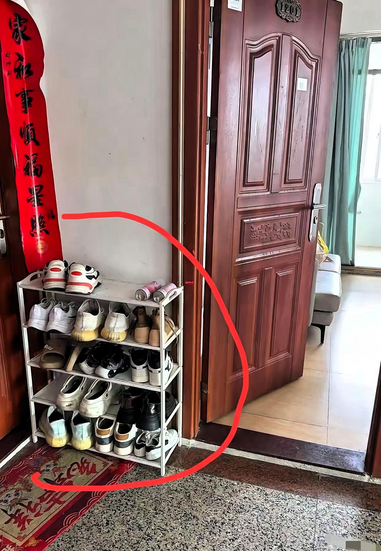 邻居把鞋架摆在楼道，臭得开不了窗，物业说管不了。

但吵架没用，我直接拍带时间水