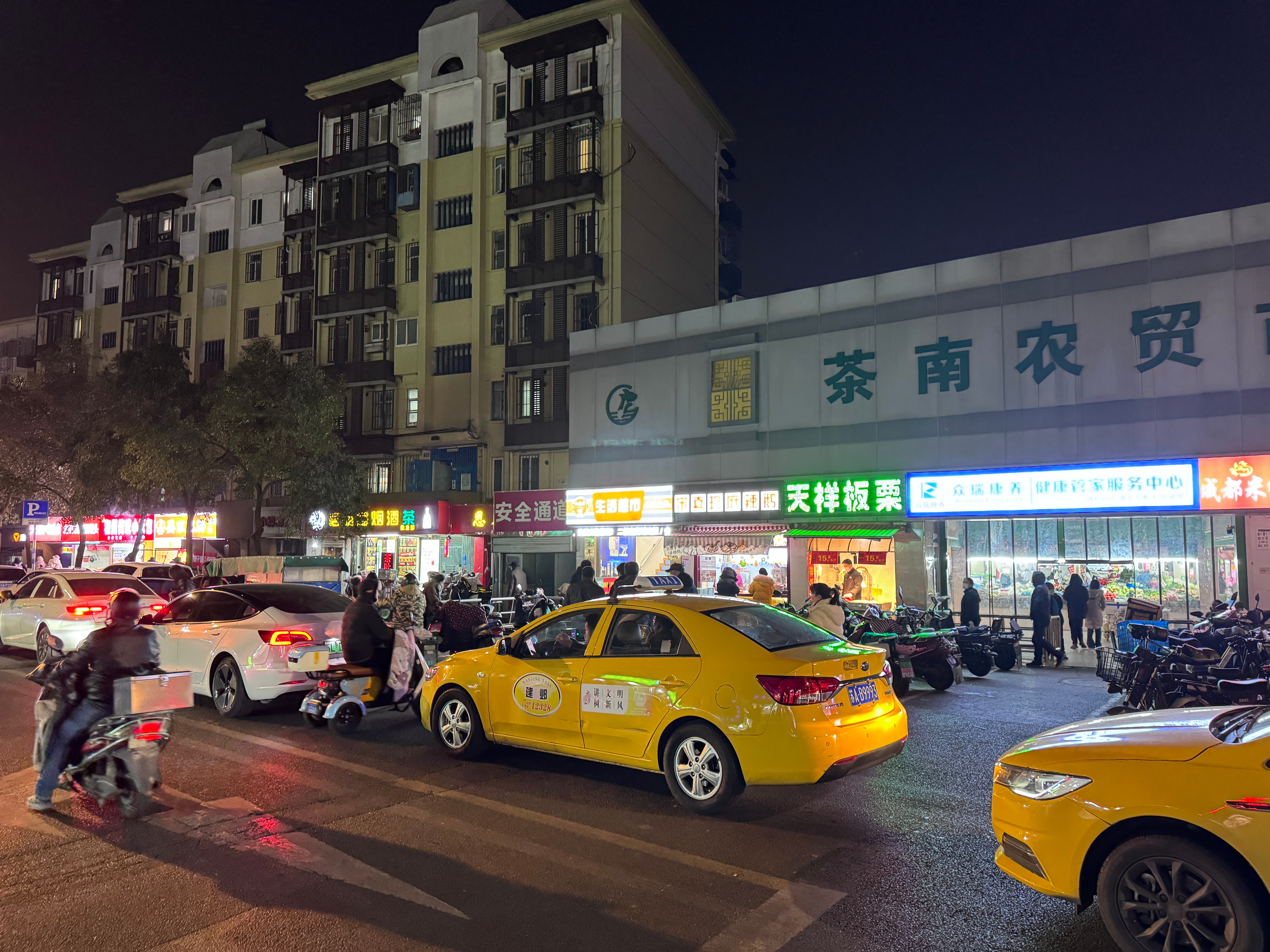 菜市场门口买了4串糖葫芦2串原味儿  1串草莓  1串山楂夹糯米结账时：56元，