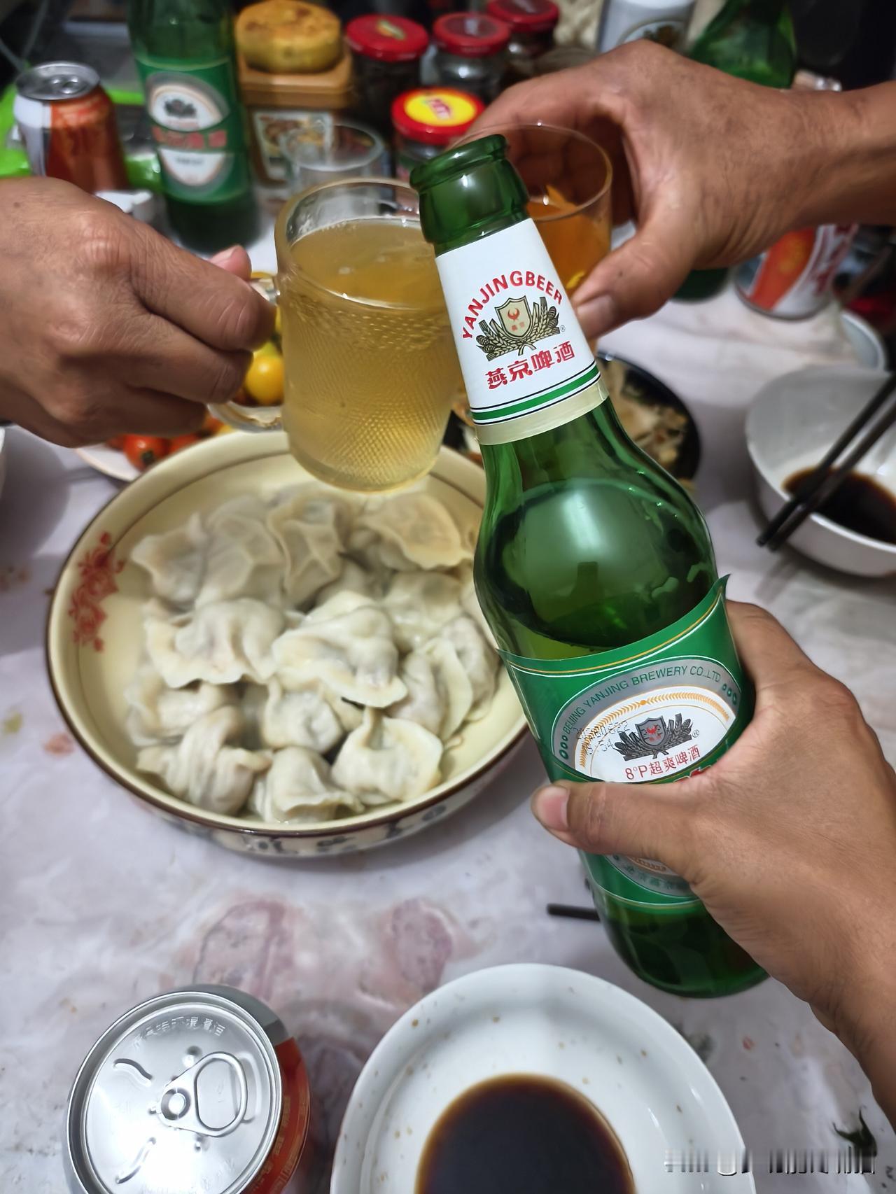 秋日生活打卡季 地标山西偏关小县城，闺蜜小聚小酌，其中一位特别喜欢吃羊肉馅饺子?