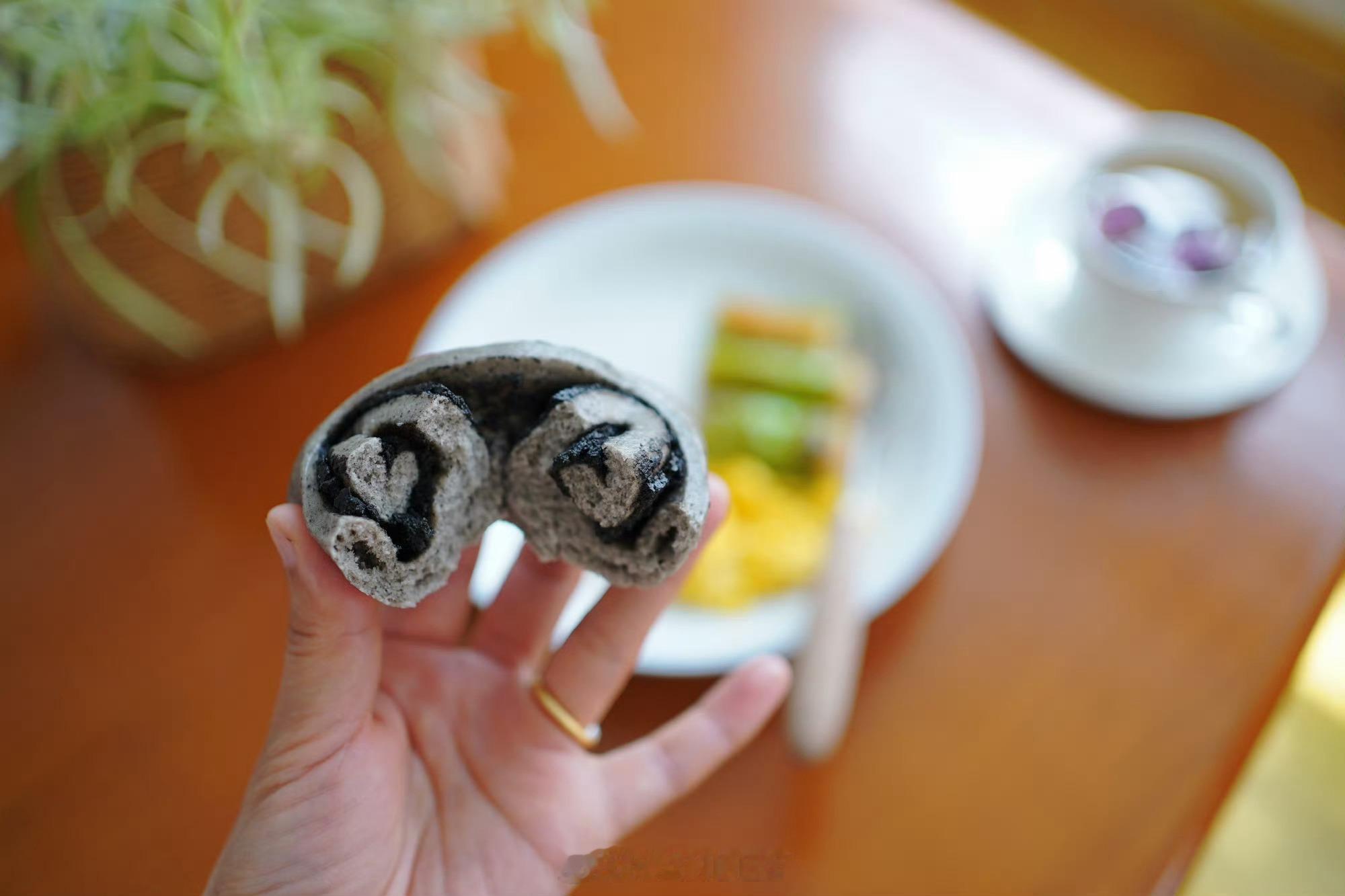 听说很多黑芝麻小脑袋们既拿它当甜品解馋，又当主食口粮，单品黑芝麻卷还有几份，一份