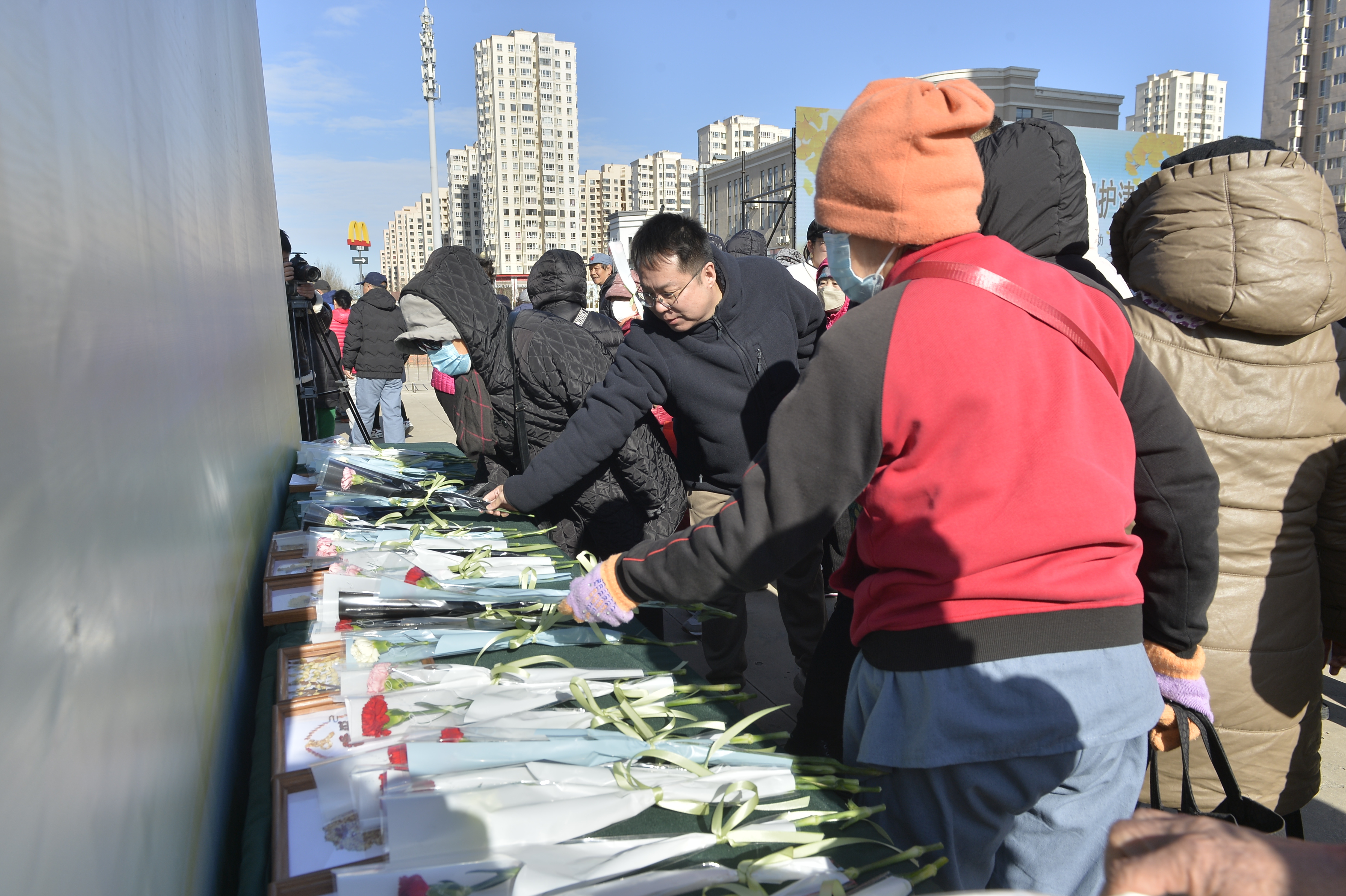寒衣送暖，文明相伴。双林街的这场活动，把思念变得温柔又纯粹。本草绘思念，手工寄深
