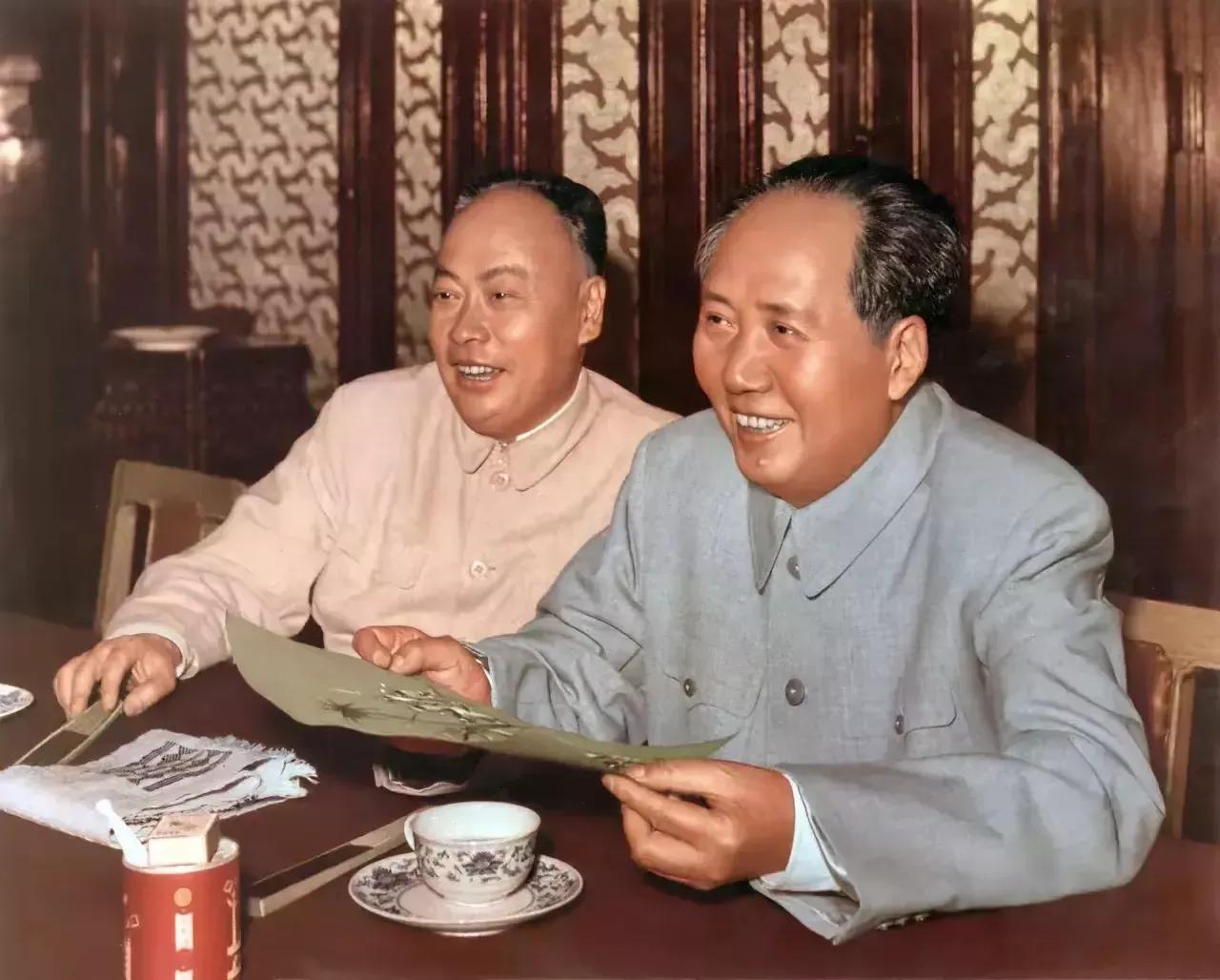珍藏版历史照片。
这是一张毛主席和陈毅在一起的一张历史老照片，陈毅跟随毛主席已有