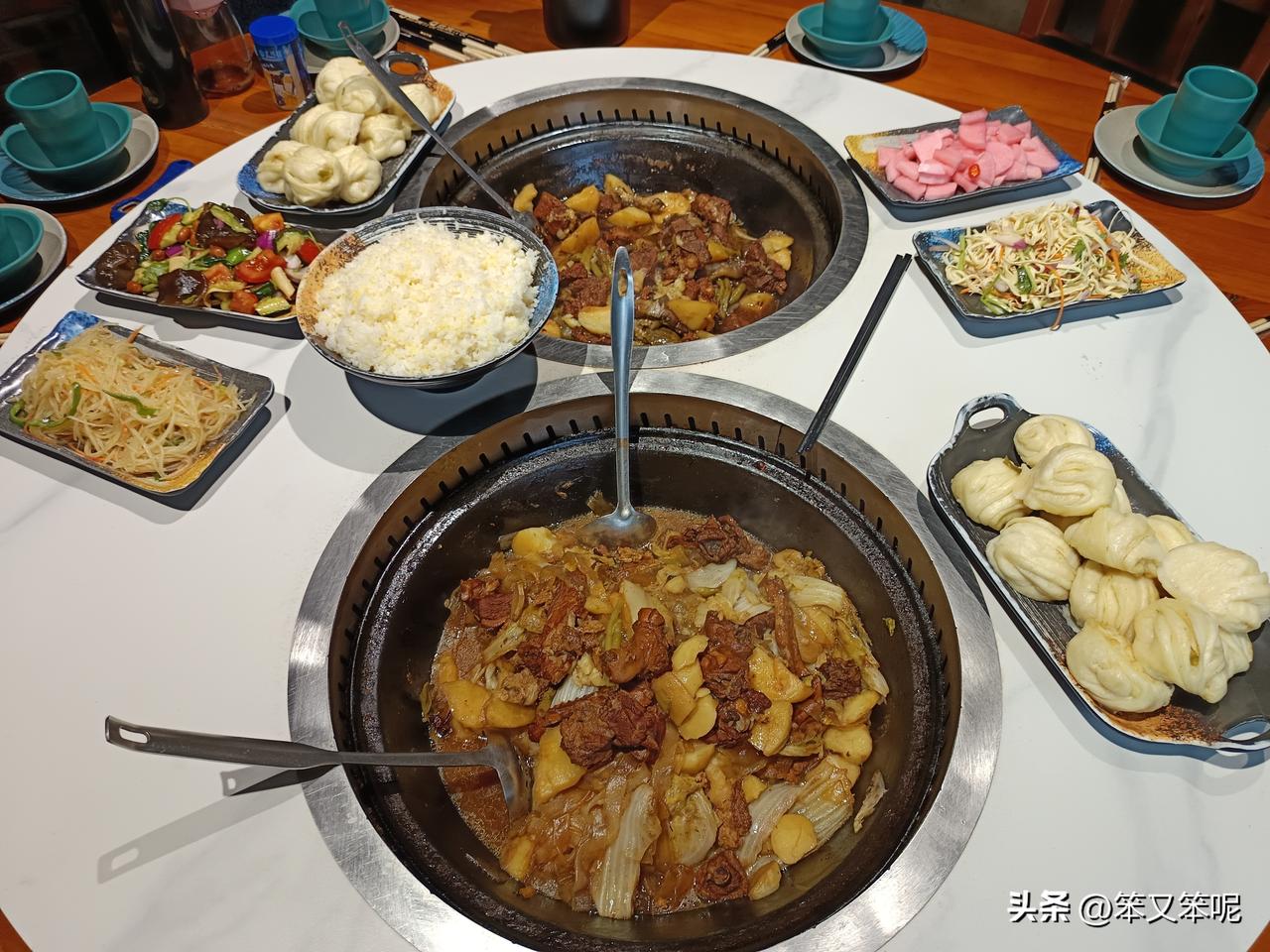 铁锅炖菜太诱人！
到呼伦贝尔市，找大铁锅炖的土豆排骨粉条白菜，是非常好吃的东北菜